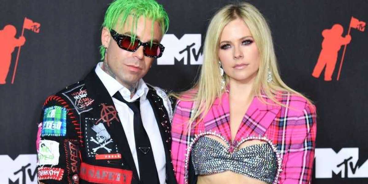 Avril Lavigne receives a romantic greeting from boyfriend Mod Sun