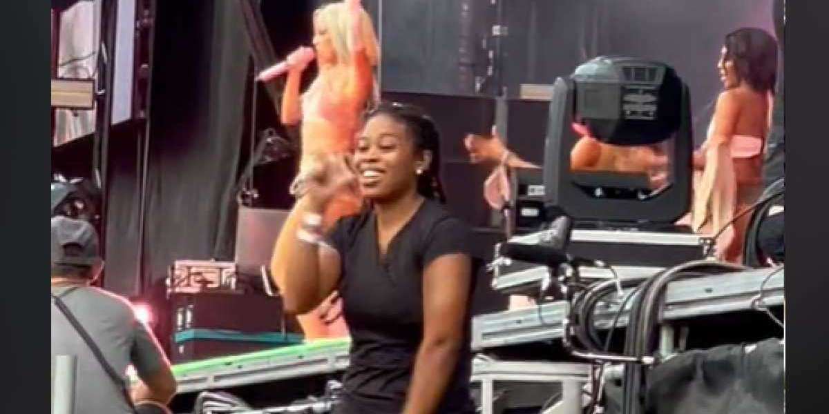 An ASL interpreter became viral in Doja Cat's performance